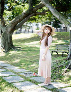 《33张赤裸裸的女生图-高压监狱啄木鸟出版》